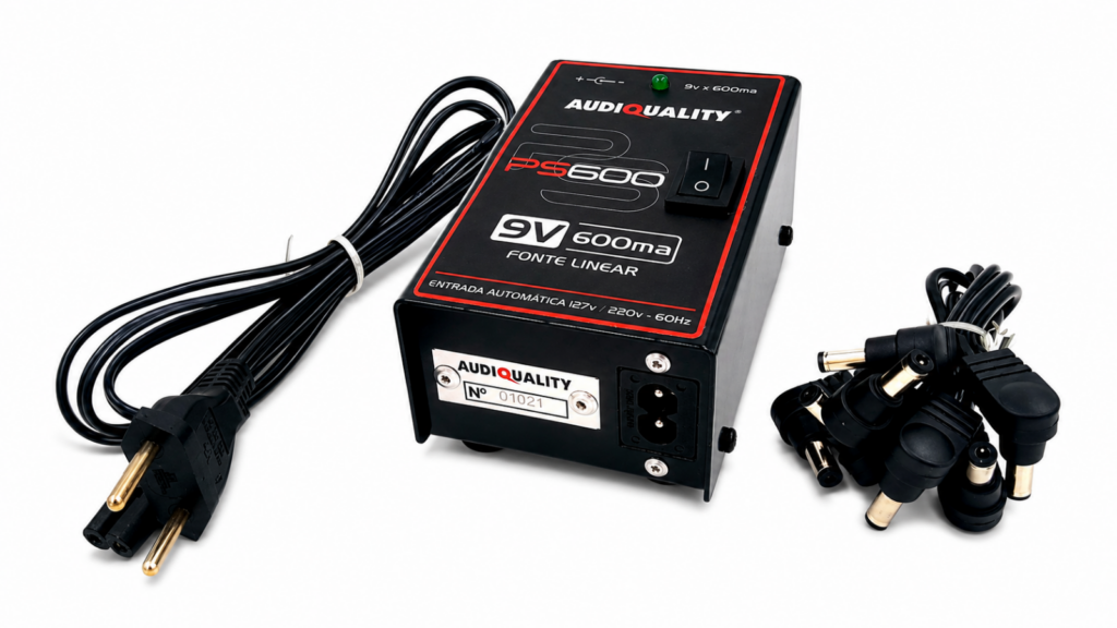 Fonte PS600 AudioQuality com cabo de entrada e cabo de saída para pedalboard