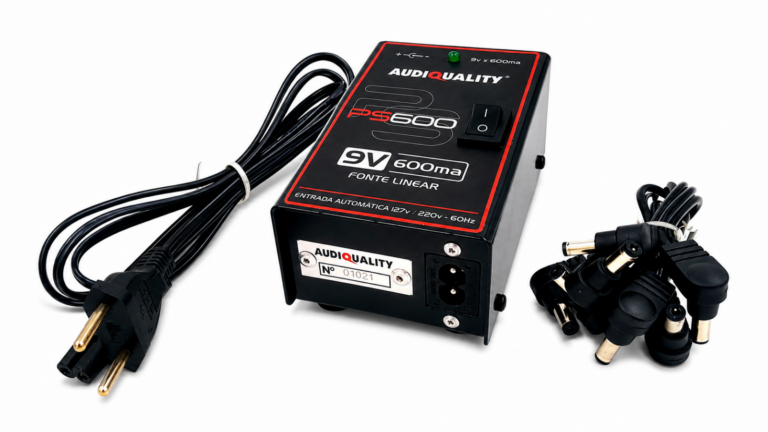 Fonte PS600 AudioQuality com cabo de entrada e cabo de saída para pedalboard
