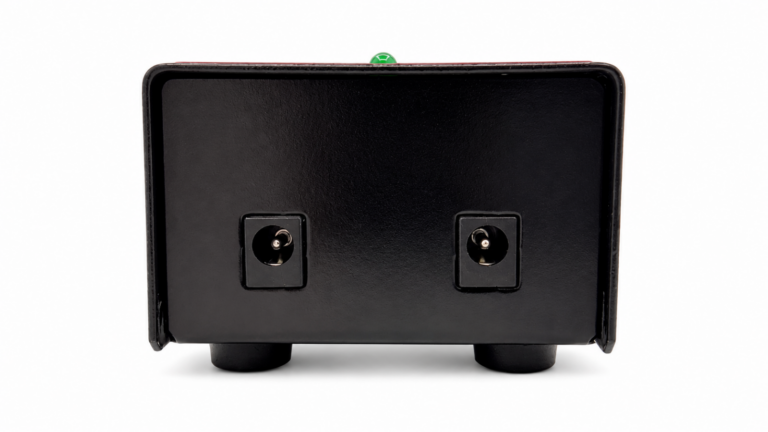 Parte inferior da fonte PS600 AudioQuality com furo para fixação em pedaleira