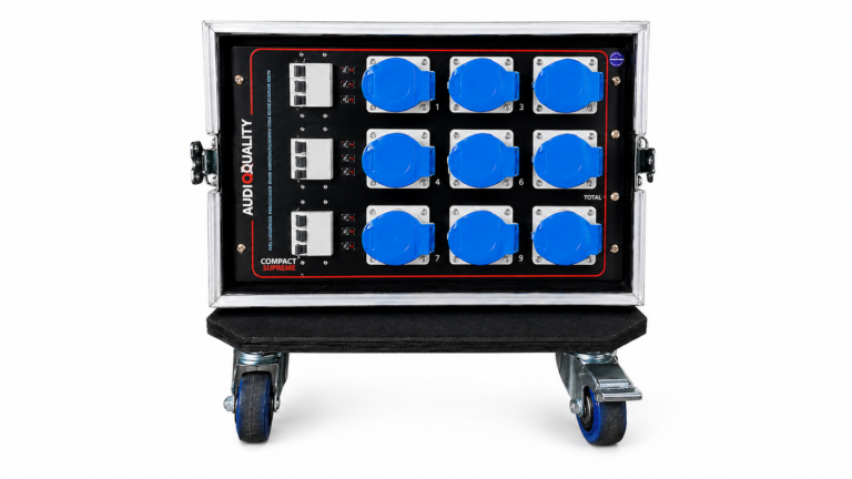 Painel traseiro do Main Power Compact Supreme AudioQuality com saídas industriais e réguas integradas