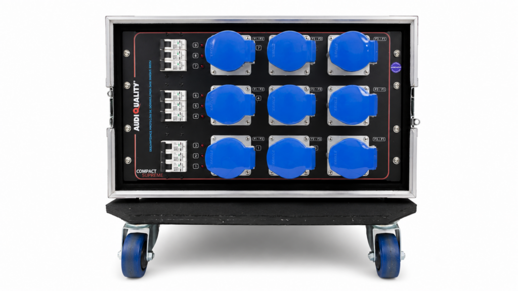 Painel traseiro do Main Power Compact Supreme AudioQuality com saídas industriais e réguas integradas