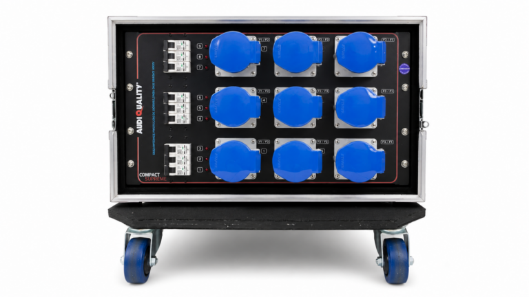 Painel traseiro do Main Power Compact Supreme AudioQuality com saídas industriais e réguas integradas